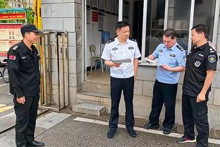 漏习惯了？电讯报：没有球迷因曼联主场漏雨受伤，全部安全退场